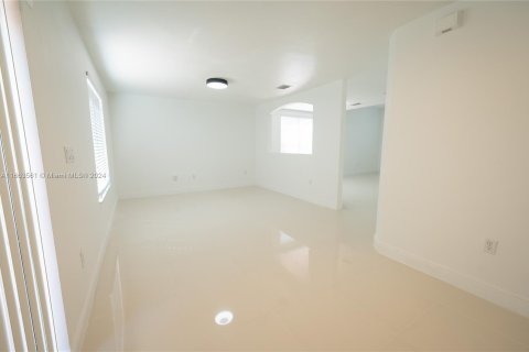 House in Doral, Florida 4 bedrooms, 220.09 sq.m. № 1374311 - photo 11