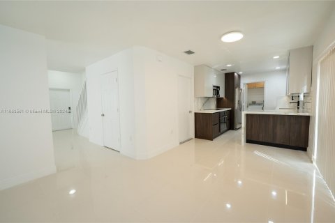 House in Doral, Florida 4 bedrooms, 220.09 sq.m. № 1374311 - photo 14