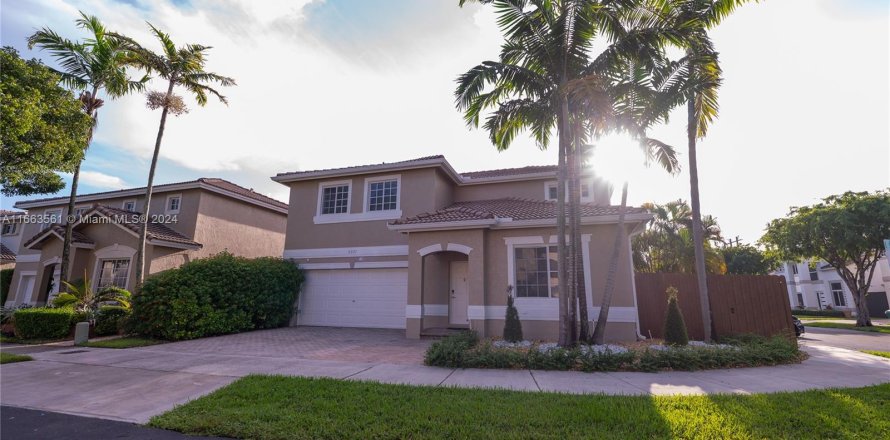 House in Doral, Florida 4 bedrooms, 220.09 sq.m. № 1374311