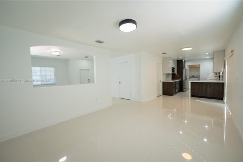 House in Doral, Florida 4 bedrooms, 220.09 sq.m. № 1374311 - photo 13