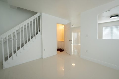 House in Doral, Florida 4 bedrooms, 220.09 sq.m. № 1374311 - photo 5