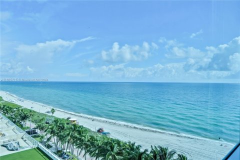 Condo in Miami Beach, Florida, 1 bedroom  № 1378765 - photo 17