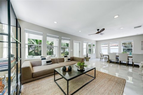 Casa en venta en Miami, Florida, 3 dormitorios, 135.27 m2 № 1378683 - foto 2