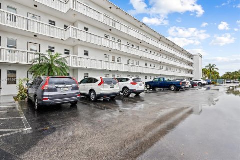Condominio en venta en Dania Beach, Florida, 1 dormitorio, 78.97 m2 № 822281 - foto 1