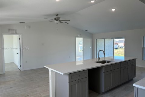 House in Cape Coral, Florida 4 bedrooms № 1081246 - photo 11