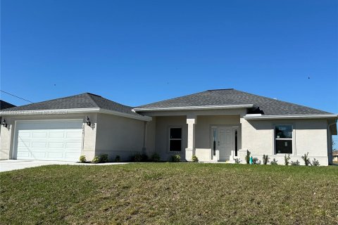 House in Cape Coral, Florida 4 bedrooms № 1081246 - photo 1