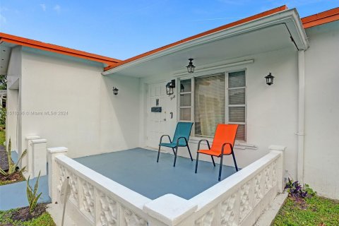 Casa en venta en Lauderdale Lakes, Florida, 2 dormitorios, 121.14 m2 № 1142114 - foto 2