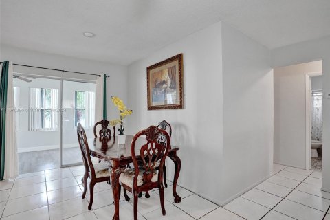Villa ou maison à vendre à Lauderdale Lakes, Floride: 2 chambres, 121.14 m2 № 1142114 - photo 3