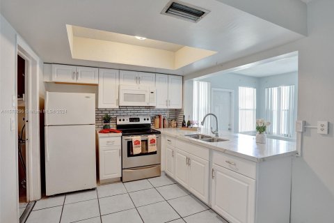 Casa en venta en Lauderdale Lakes, Florida, 2 dormitorios, 121.14 m2 № 1142114 - foto 5