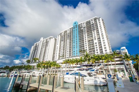 Condo in Miami Beach, Florida, 1 bedroom  № 1142113 - photo 1