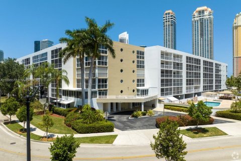 Copropriété à louer à Sunny Isles Beach, Floride: 2 chambres, 123.56 m2 № 1230801 - photo 1