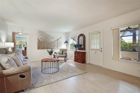 Condo in Greenacres, Florida, 2 bedrooms  № 1230762 - photo 1