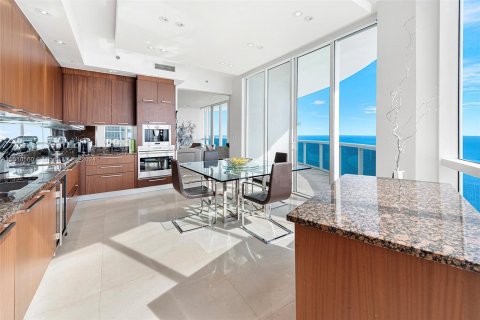 Condominio en venta en Sunny Isles Beach, Florida, 3 dormitorios, 257.15 m2 № 961282 - foto 20