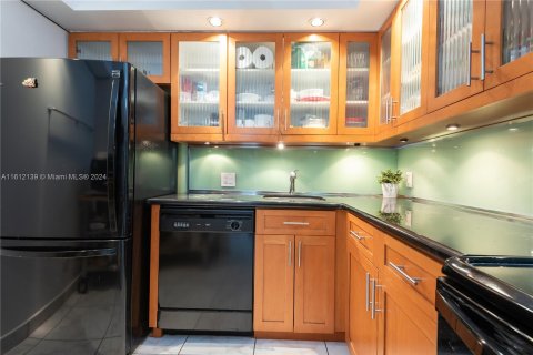 Condo in Aventura, Florida, 1 bedroom  № 1236352 - photo 15