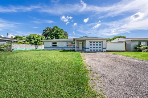 House in Kenneth City, Florida 3 bedrooms, 124.77 sq.m. № 1339201 - photo 1