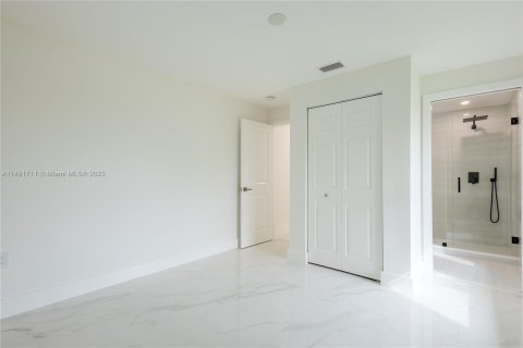 House in Naples, Florida 4 bedrooms, 234.76 sq.m. № 858609 - photo 20