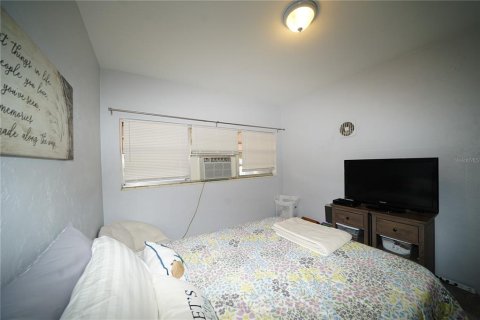 Condo in Kenneth City, Florida, 1 bedroom  № 1266332 - photo 8