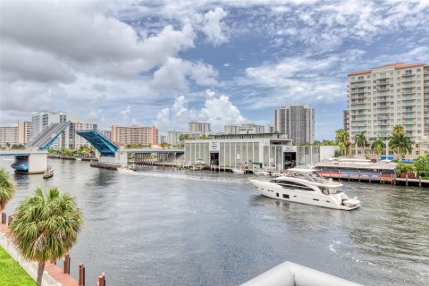 Condo in Fort Lauderdale, Florida, 1 bedroom  № 1005433 - photo 3