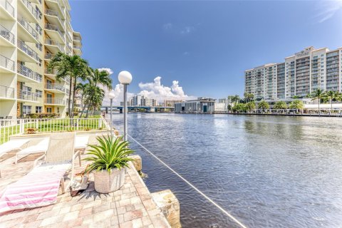 Condo in Fort Lauderdale, Florida, 1 bedroom  № 1005433 - photo 4