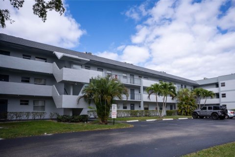 Condo in Tamarac, Florida, 2 bedrooms  № 1005018 - photo 1