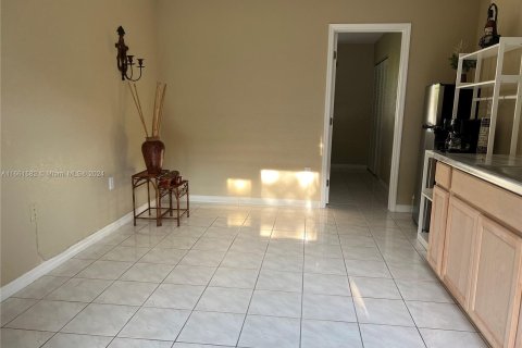 Propiedad comercial en alquiler en Miami, Florida, 1 dormitorio, 146.79 m2 № 1370405 - foto 5