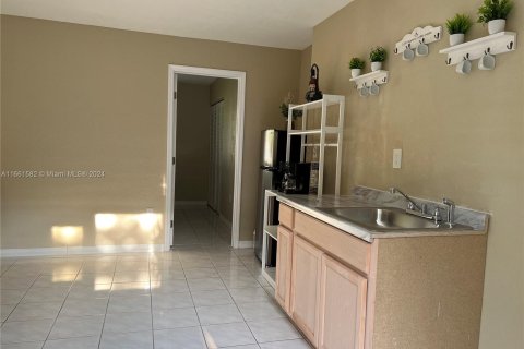 Immobilier commercial à louer à Miami, Floride: 1 chambre, 146.79 m2 № 1370405 - photo 4