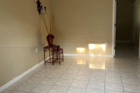 Propiedad comercial en alquiler en Miami, Florida, 1 dormitorio, 146.79 m2 № 1370405 - foto 2