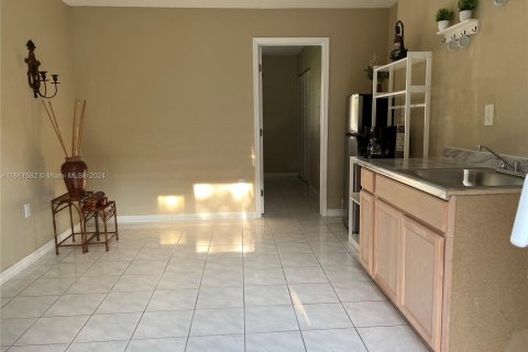 Immobilier commercial à louer à Miami, Floride: 1 chambre, 146.79 m2 № 1370405 - photo 3