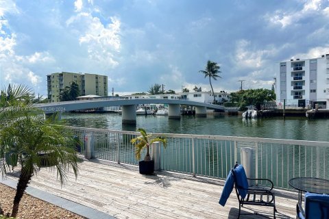 Condo in Miami Beach, Florida  № 1370402 - photo 17