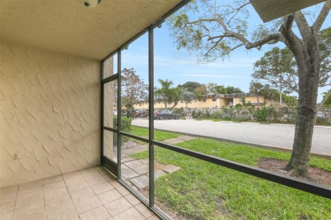 Condo in Oakland Park, Florida, 3 bedrooms  № 977019 - photo 2