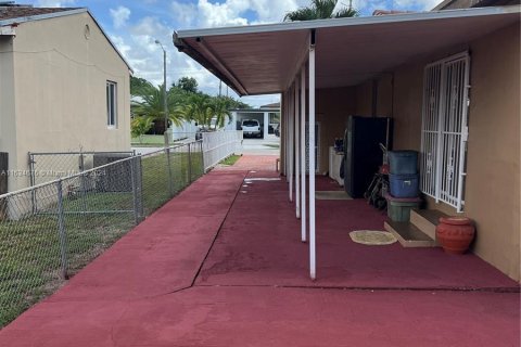 House in Hialeah, Florida 3 bedrooms, 110.09 sq.m. № 1295132 - photo 18