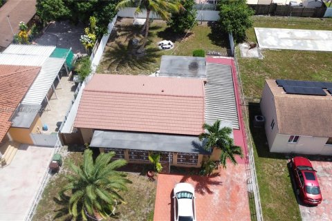 House in Hialeah, Florida 3 bedrooms, 110.09 sq.m. № 1295132 - photo 3