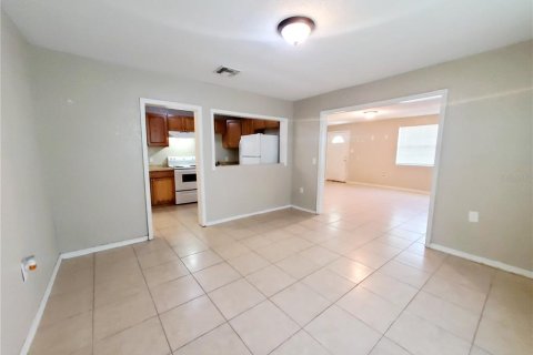 House in Tampa, Florida 3 bedrooms, 113.9 sq.m. № 1390333 - photo 2