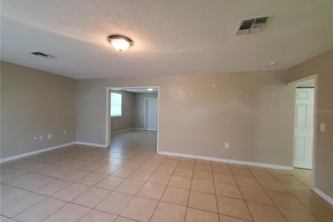 House in Tampa, Florida 3 bedrooms, 113.9 sq.m. № 1390333 - photo 3