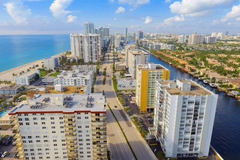 Condo in Hollywood, Florida, 1 bedroom  № 1003714 - photo 5