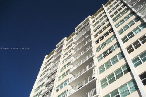 Condo in Hollywood, Florida, 1 bedroom  № 1003714 - photo 12