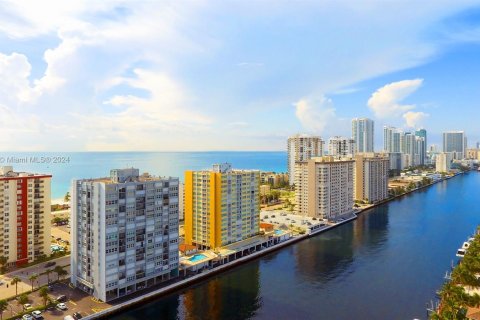 Condo in Hollywood, Florida, 1 bedroom  № 1003714 - photo 3