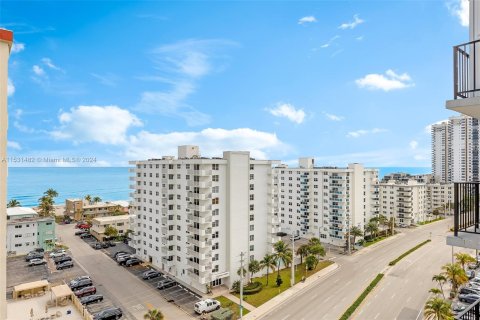 Condo in Hollywood, Florida, 1 bedroom  № 1003714 - photo 11