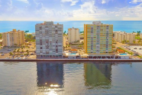 Condo in Hollywood, Florida, 1 bedroom  № 1003714 - photo 9