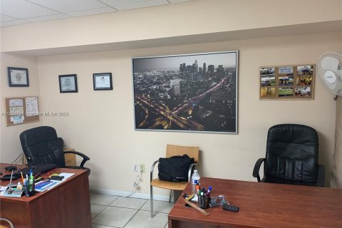 Commercial property in Doral, Florida № 883896 - photo 12