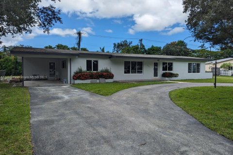 House in Pinecrest, Florida 3 bedrooms, 167.22 sq.m. № 808831 - photo 1