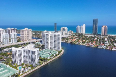 Condo in Aventura, Florida, 2 bedrooms  № 1401338 - photo 25