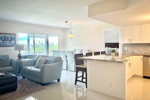 Condo in Hallandale Beach, Florida, 2 bedrooms  № 1401337 - photo 9