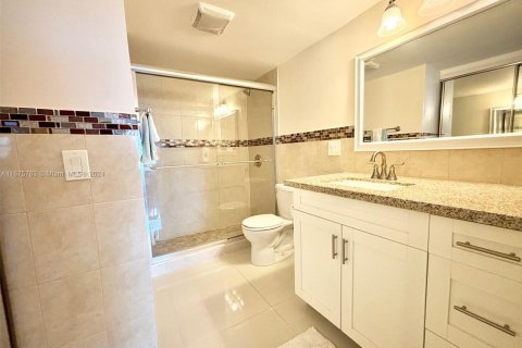 Condo in Hallandale Beach, Florida, 2 bedrooms  № 1401337 - photo 19