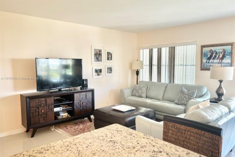 Condo in Hallandale Beach, Florida, 2 bedrooms  № 1401337 - photo 12