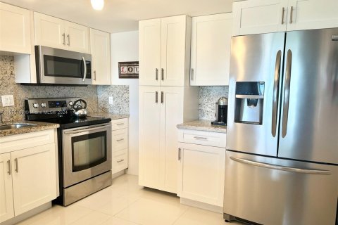 Condo in Hallandale Beach, Florida, 2 bedrooms  № 1401337 - photo 7