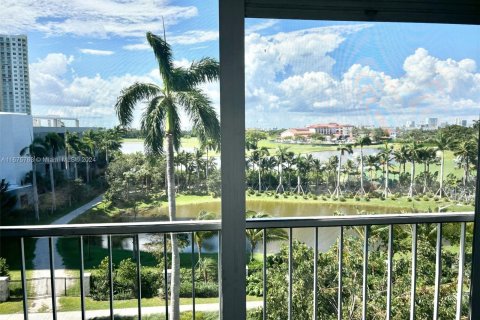 Condo in Hallandale Beach, Florida, 2 bedrooms  № 1401337 - photo 1