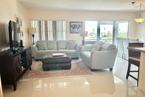 Condo in Hallandale Beach, Florida, 2 bedrooms  № 1401337 - photo 10