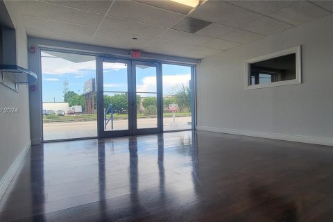 Propiedad comercial en venta en Miami, Florida № 1233478 - foto 8