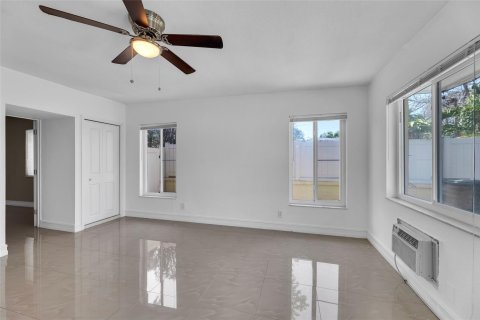 House in Oakland Park, Florida 5 bedrooms, 256.5 sq.m. № 1136261 - photo 22